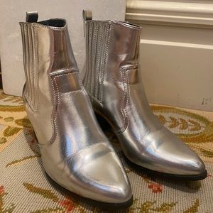 SILVER BOOTIES